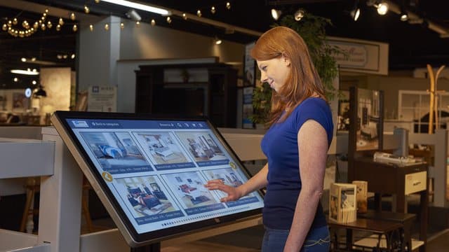 interactive-digital-screen-retail