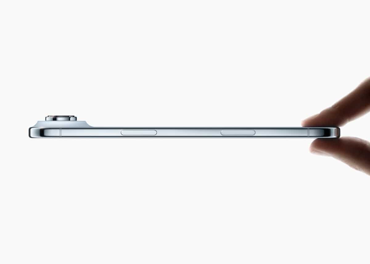 Apple iPhone Air- Side Image with Hand